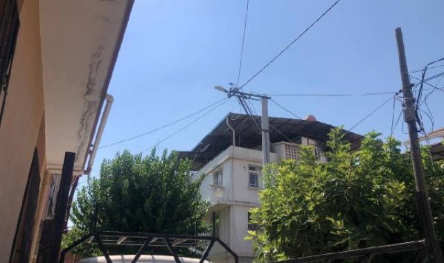 Evin elektrik bağlantısını yapmak çıktığı direkte akıma kapılıp öldü