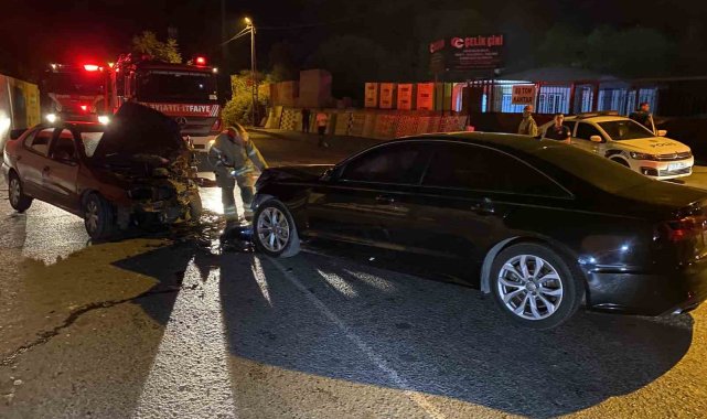 Eyüpsultan'da 2 otomobil kafa kafaya çarpıştı: 3 ağır yaralı