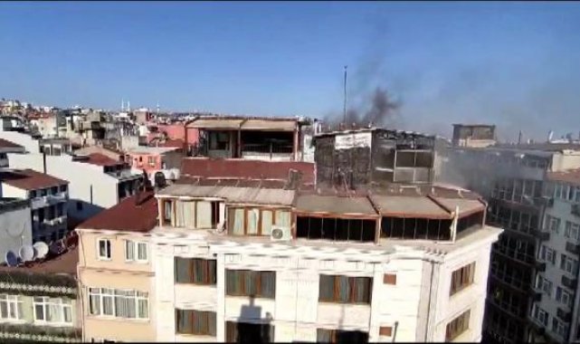 Fatih'te otelin çatı katında çıkan yangın binaya sıçramasın diye nöbet tuttu