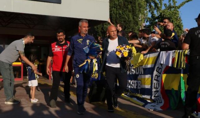 Fenerbahçe kafilesine Samsun'da meşaleli karşılama