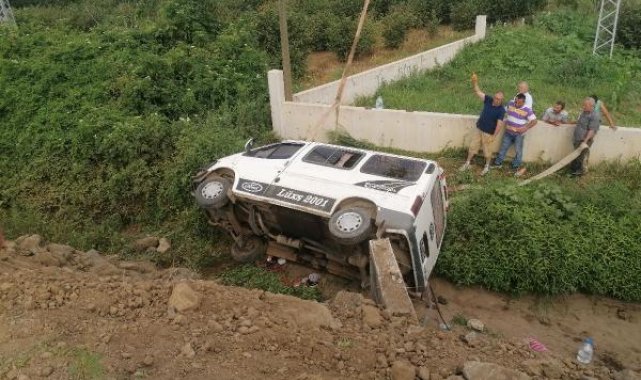 Fındık işçilerini taşıyan minibüs şarampole devrildi: 13 yaralı