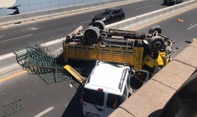 Freni boşalan kamyon, alt geçitteki aracın üzerine düştü: 2 yaralı