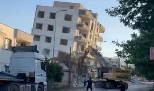 Gaziantep'te ağır hasarlı 5 katlı bina, yıkım sırasında çöktü