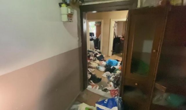 Gaziosmanpaşa'da evden 5 ton çöp çıktı