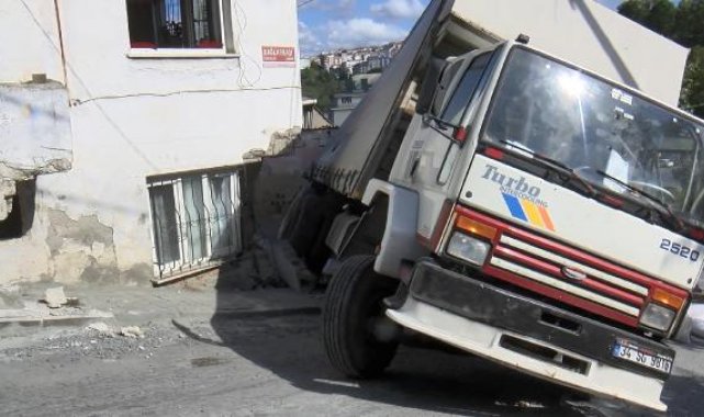 Gaziosmanpaşa'da kamyon gecekonduya çarptı