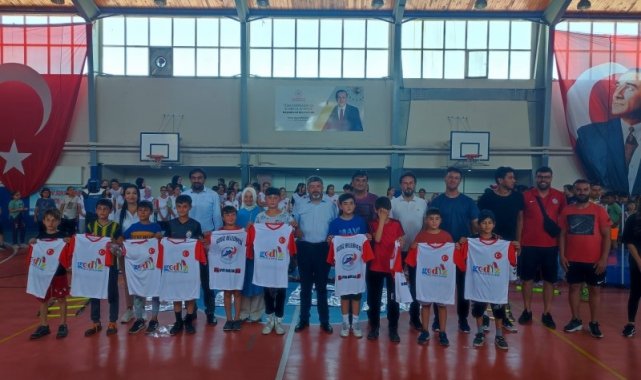Gediz'de yaz okulu öğrencilerine malzeme ve ekipman desteği