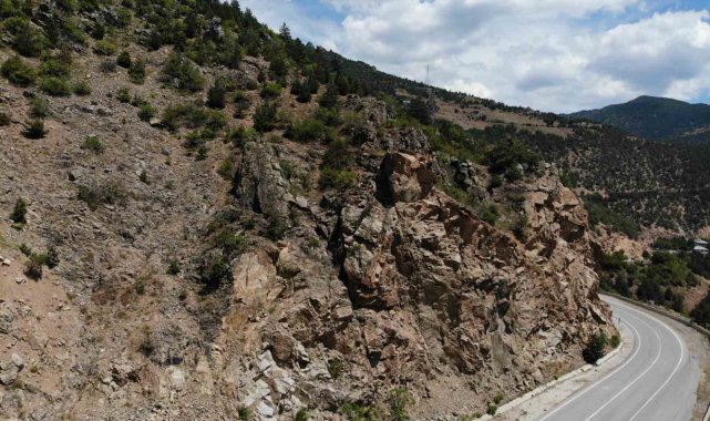 Gümüşhane'de yol kenarında felakete davetiye çıkaran devasa kayalar dağcılar tarafından düşürülüyor