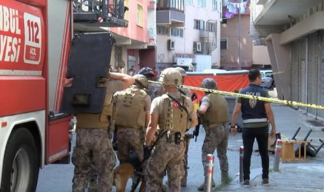 Güngören'de sinir krizi geçiren adamı özel harekat polisleri gözaltına aldı
