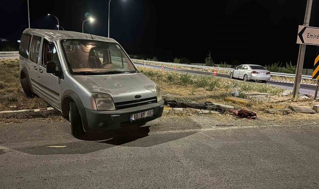 Hafif ticari araç ile otomobil çarpıştı: 9 yaralı
