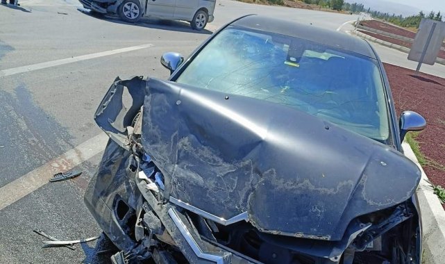 Hafif ticari araç ile otomobilin çarpıştığı kazada 6 kişi yaralandı