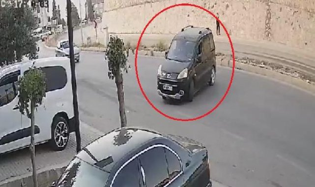 Hafif ticari araç, park halindeki araçlara çarptı; 2 yaralı