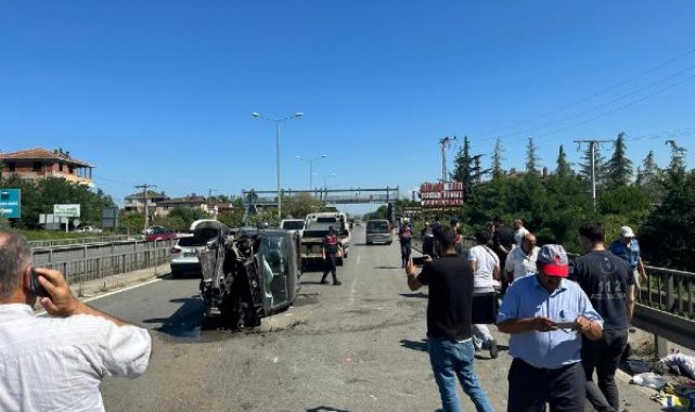 Hafif ticari araç yol kenarındaki otomobile çarptı: 8 yaralı