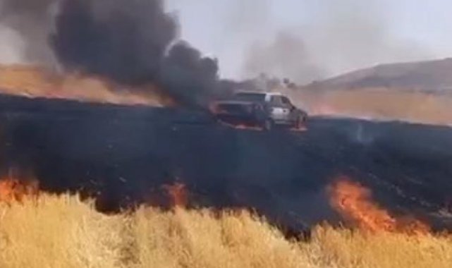 Hasadı yapılmış tarlada park halindeki otomobil, alev alarak yandı