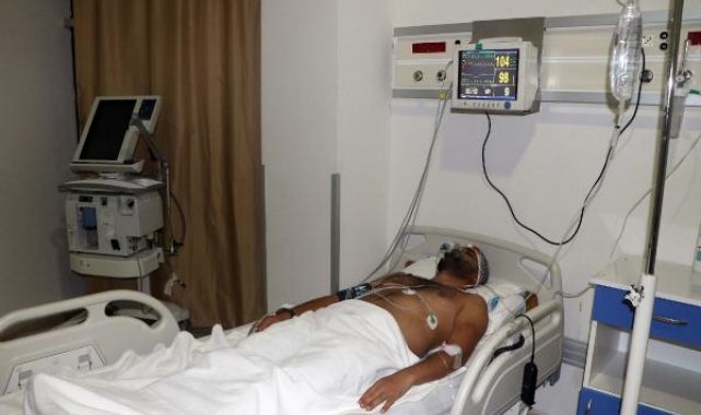 Hasta yakınlarının demir sopayla saldırdığı doktor ağır yaralandı; o anlar kamerada