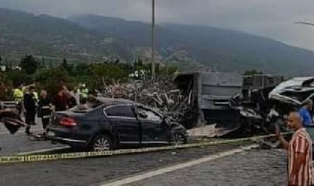 Hatay'da karşı şeride geçen TIR otomobile çarptı: 1 ölü, 2 yaralı