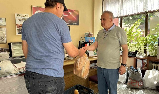 Hayırsever muhtar her hafta onlarca aileye ekmek dağıtıyor