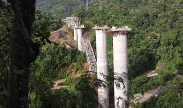 Hindistan'daki çöken köprüde ölü sayısı 18'e yükseldi