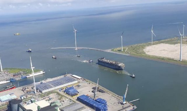 Hollanda'da yangın çıkan gemiden kurtarılan 20 Hintli mürettebat ülkesine döndü