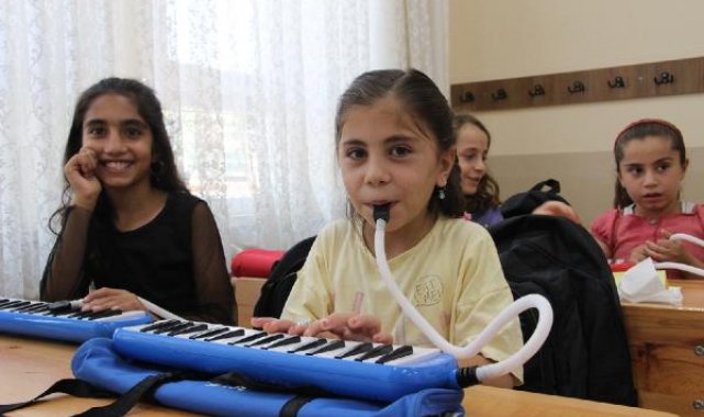 İlkokul öğretmenleri, fındık işçilerinin çocuklarına melodika ve kalimba çalmayı öğretti