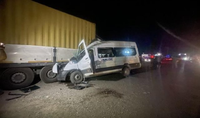 İşçi servisi park halindeki TIR'a çarptı: 1 ölü,7 yaralı