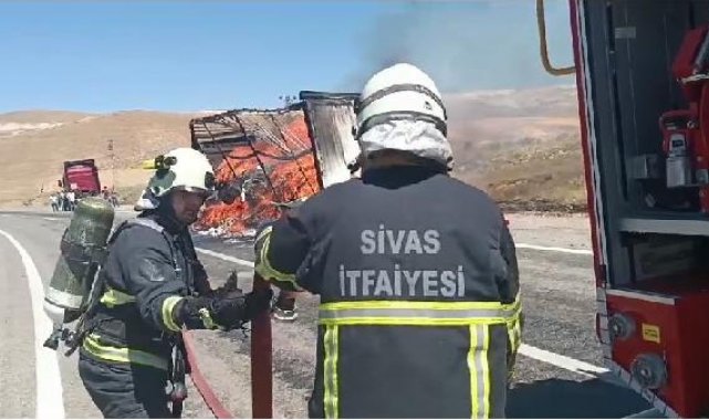 Islak mendil ve çocuk bezi yüklü TIR'ın dorsesi yandı