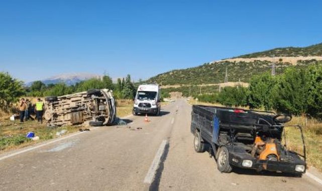 Isparta'da minibüs ile patpat çarpıştı: 1 ölü, 13 yaralı