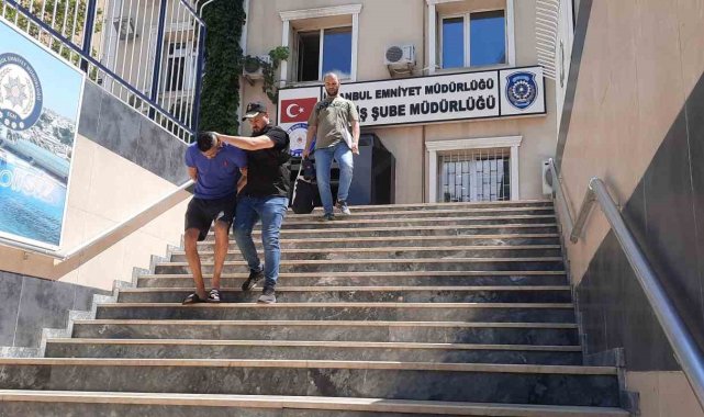 İstanbul'da bir AVM'de hırsızlık anı kamerada: Rahat tavırlarla kadının çantasını çalan şahıs yakalandı