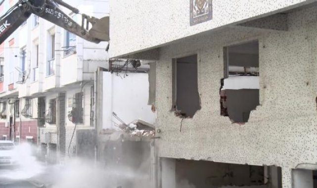 İstanbul'da kendiliğinden çökebileceği tespit edilen binaların yıkımı sürüyor