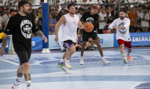 İzmir'de basketbolseverler smaç gösterisinde buluştu