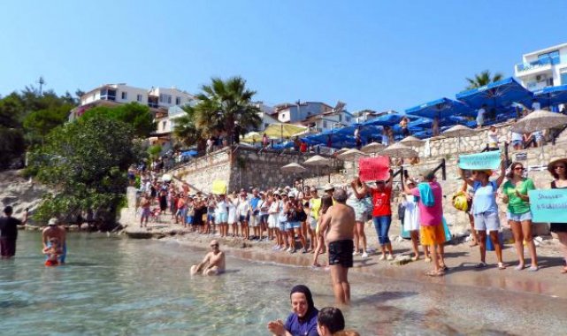 İzmir'de fokların yuvasına iskele kurulmasına insan zincirli protesto
