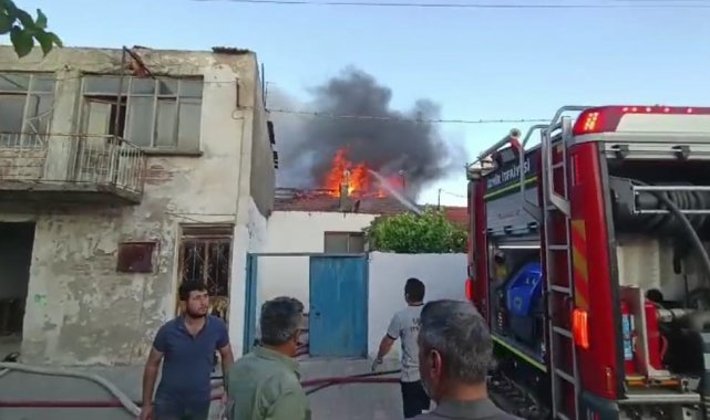 İzmir'de korkutan yangın: 2'si metruk toplam 5 ev zarar gördü