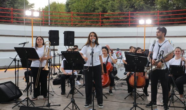 İzmit Belediyesi'nden Özkan Uğur'a müzikal anma