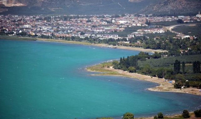 İznik Gölü, alg patlaması nedeniyle turkuaza büründü