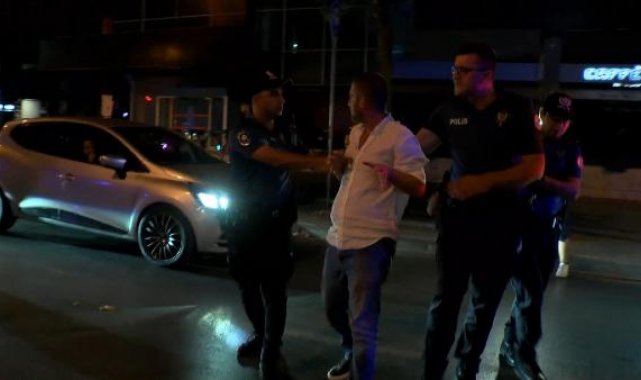 Kadıköy'de denetime takılan alkollü sürücünün arkadaşları polise zor anlar yaşattı