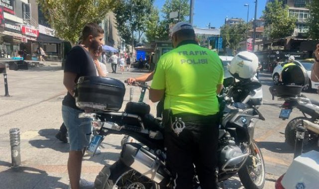 Kadıköy'de kaldırımda skuter kullanan kadın ceza yememek için uzun süre dil döktü