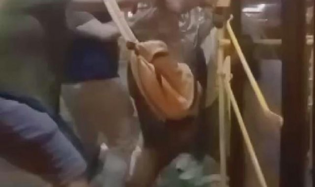 Kadıköy'de otobüste gerginlik: Yolcular tarafından zorla indirildi