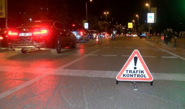 Kadıköy'de trafik denetiminde cam filminden ceza yedi; habercilere tepki gösterdiler