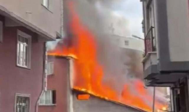 Kağıthane'de 3 binanın çatı katı yandı