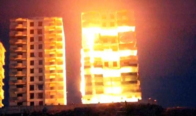 Kahramanmaraş'ta 12 katlı hasarlı bina patlayıcı kullanılarak yıkıldı