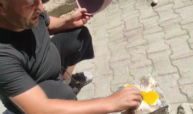 Kahramanmaraş'ta bir vatandaş taş üzerinde yumurta pişirdi