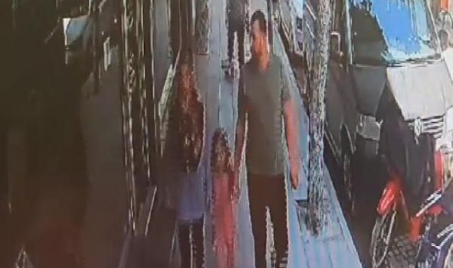 Kaldırımda yürüyen baba-kız, binadan kopan sıva parçalarıyla yaralandı; olay anı kamerada
