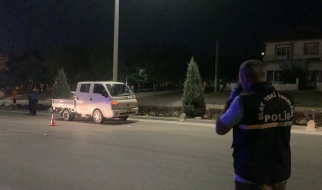 Kamyonetin elektrikli bisiklete çarpma anı kameraya yansıdı: 1 yaralı