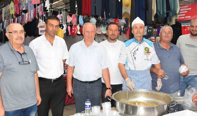 Kapalı pazarda aşure ikramı
