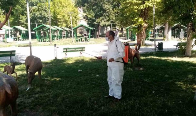 Kars Belediyesi parka ve bahçeleri ilaçlıyor