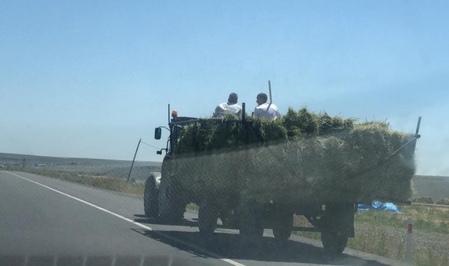 Kars'ta traktör römorkunda tehlikeli yolculuk