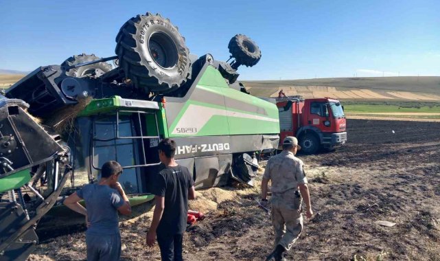 Kars'ta yangın çıkan biçerdöver devrildi
