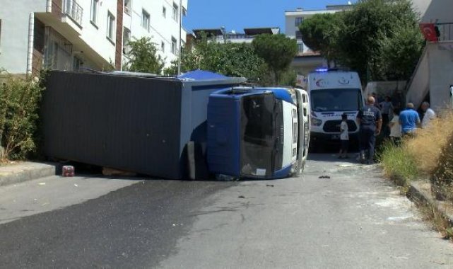 Kartal'da yokuşu çıkamayan kamyonet duvara çarparak devrildi: 2 yaralı