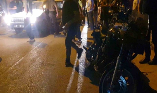 Kavga ihbarına giderken otomobil ile çarpışan motosikletli 2 polis yaralandı