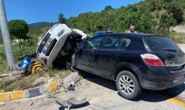 Kavşakta iki otomobil çarpıştı: 1 çocuk öldü, 8 yaralı
