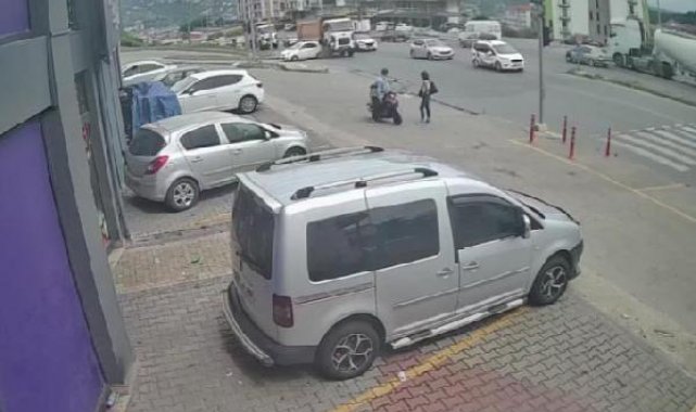 Kavşakta kamyonun çarptığı otomobili sürüklediği anlar kamerada